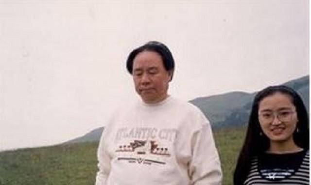 1999年"首富"牟其中入狱,妻子坚决离婚,小姨子却自愿陪伴至今