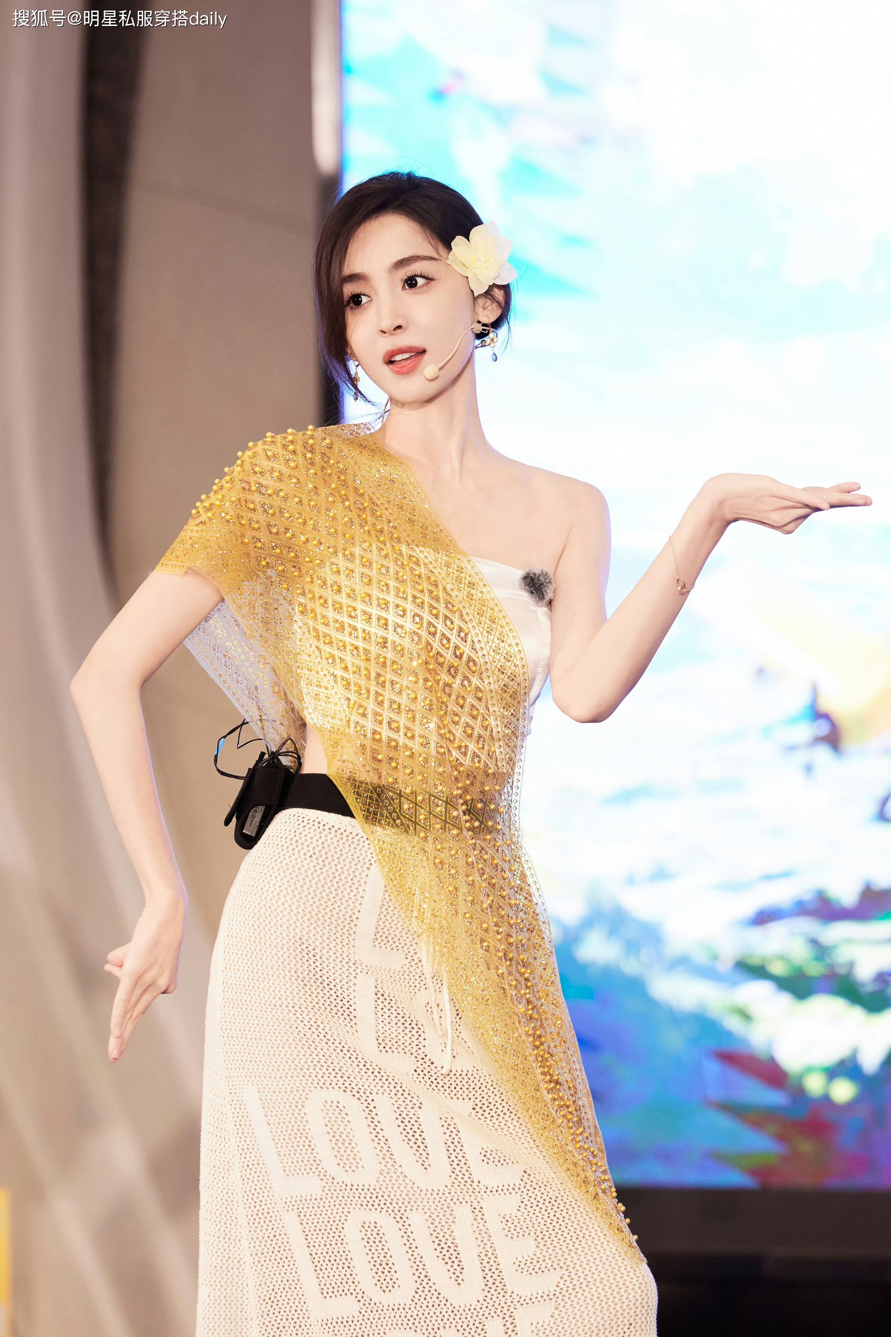 娜扎穿傣族民族服饰"人比花娇",鬓边戴小黄花翩翩起舞像仙女!