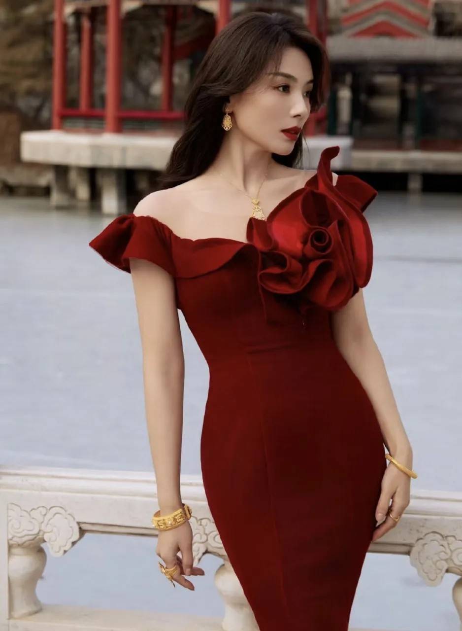 我被刘涛惊呆了！一袭红色鱼尾裙，身材线条完美，“巴掌腰”好撩人。
