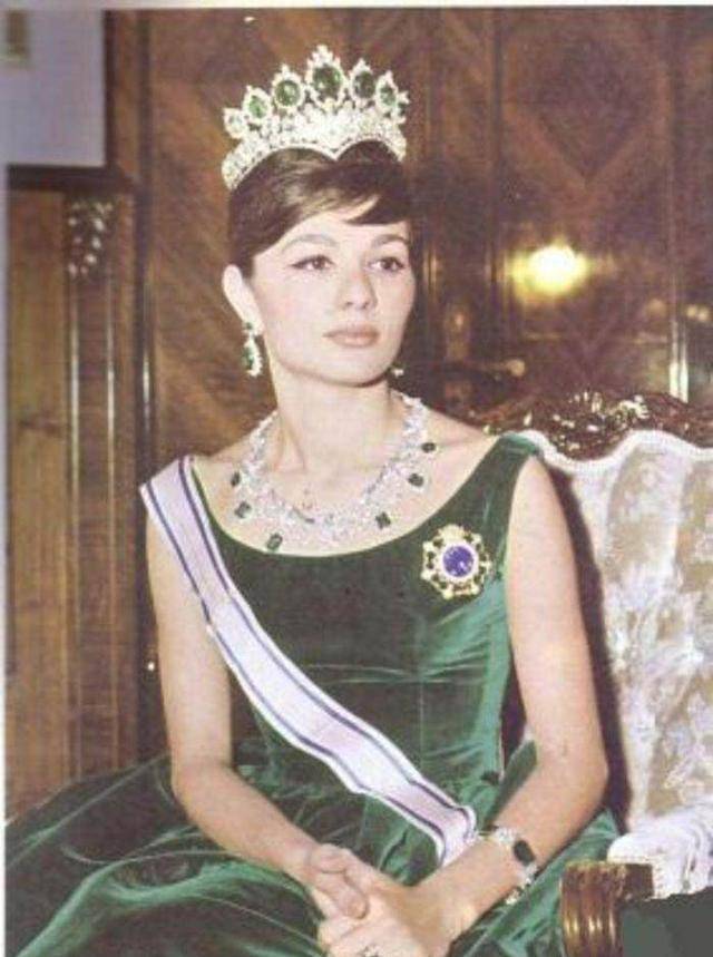 王后曾幸福无比,现流亡海外很凄惨_巴列维_伊朗_生活