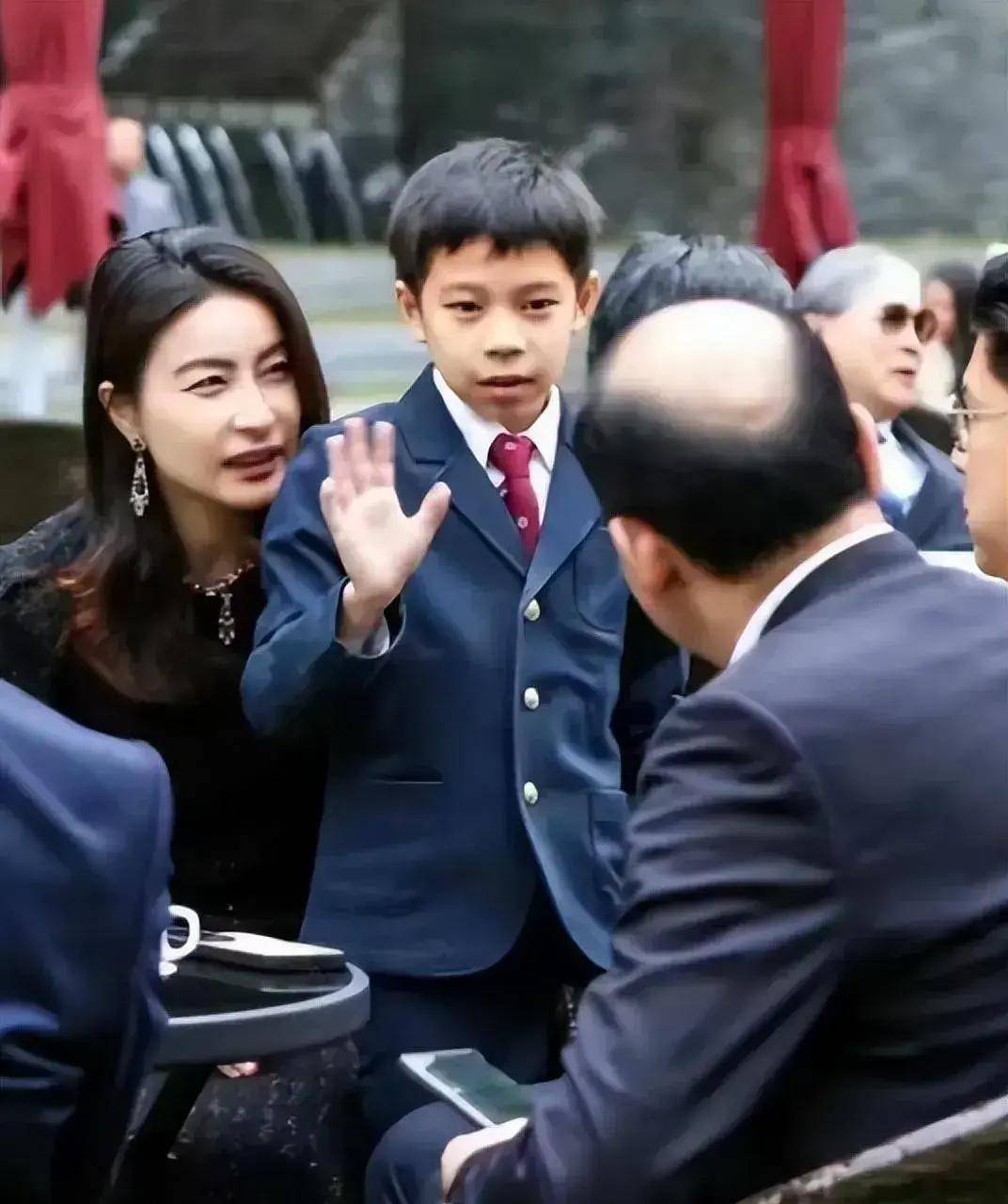 郭晶晶生了个寂寞!儿子像霍英东,二女儿像朱玲玲,小女儿像爸爸