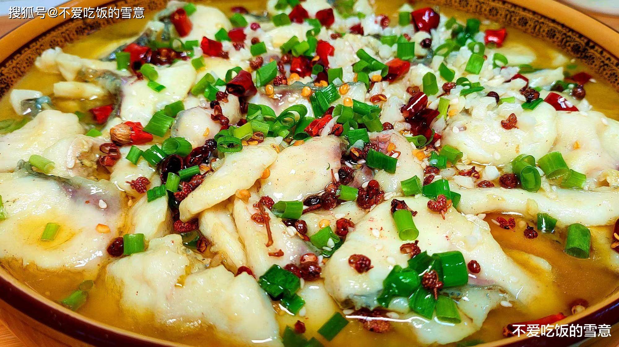 《酸菜鱼的魅力:一道传统与风味并存的佳肴》_鱼肉_口感_鱼片