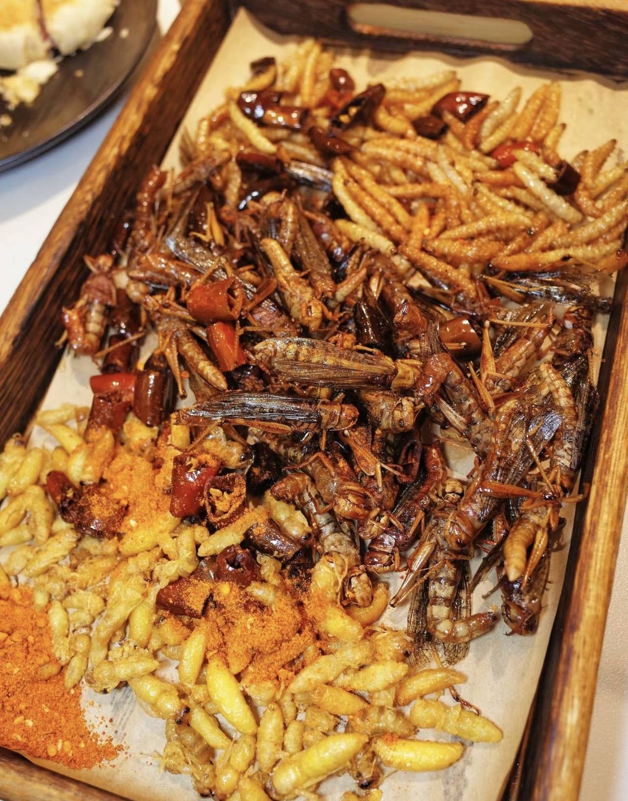 油炸蜘蛛是柬埔寨的一道特色小吃,后来传入云南,异域美食本土化,炸