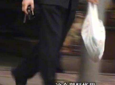 10年,重庆丈夫将木箱当宝,妻子砸开发现60张光碟,警方逮走丈夫