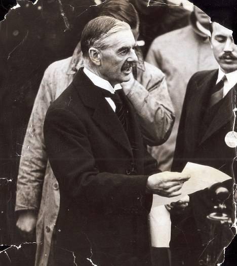 二战时,英国首相张伯伦深受英国人欢迎,主动辞职后还深受重视