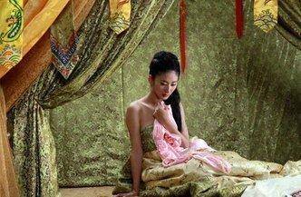 逼迫巫女楚服和她的手下"自动招认"确有此事,皇后娘娘确实诅咒了刘彻