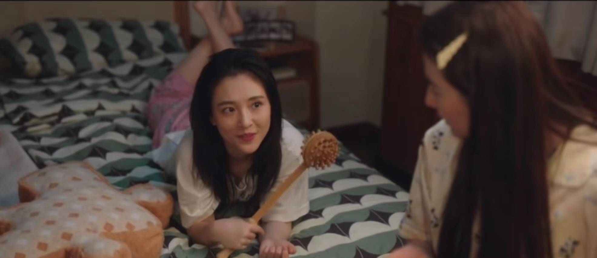 《玫瑰的故事》同样是演"闺蜜",把吴倩和万茜放在一起看,差别就大了