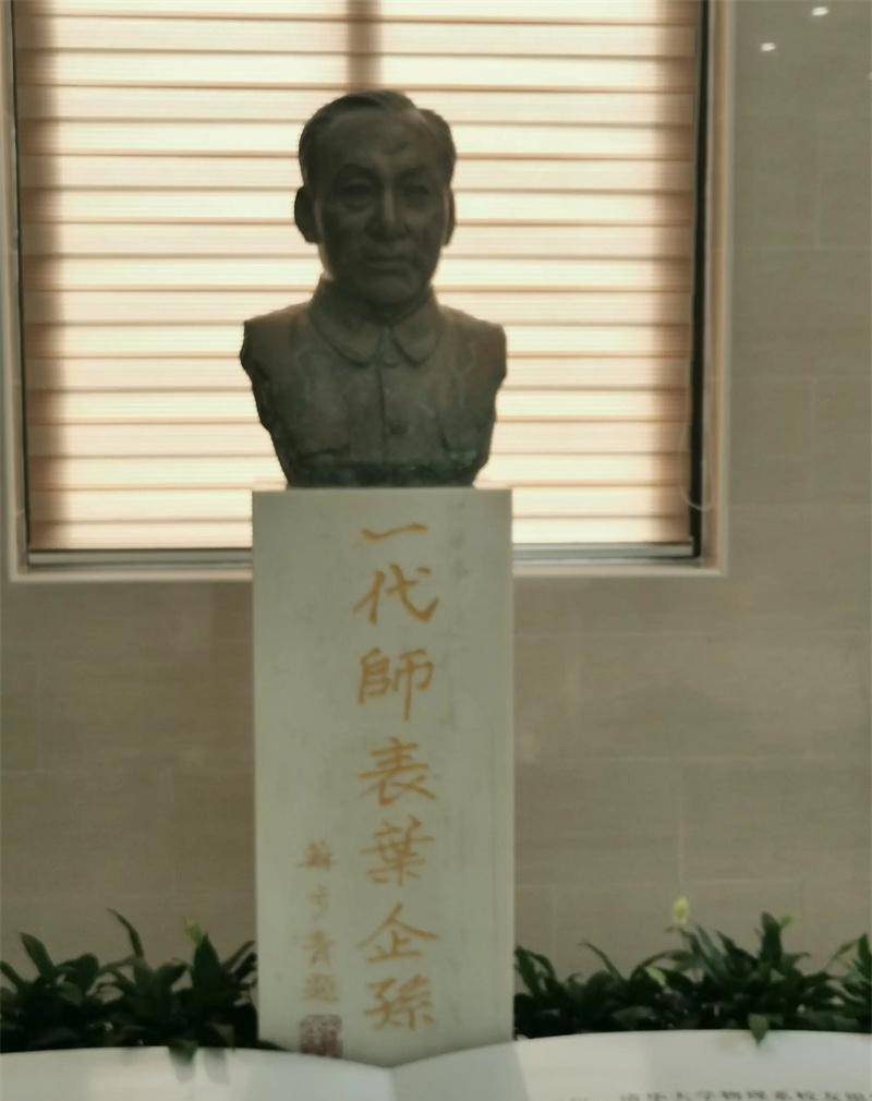 1995年,叶企孙的铜像被放在了清华园内.