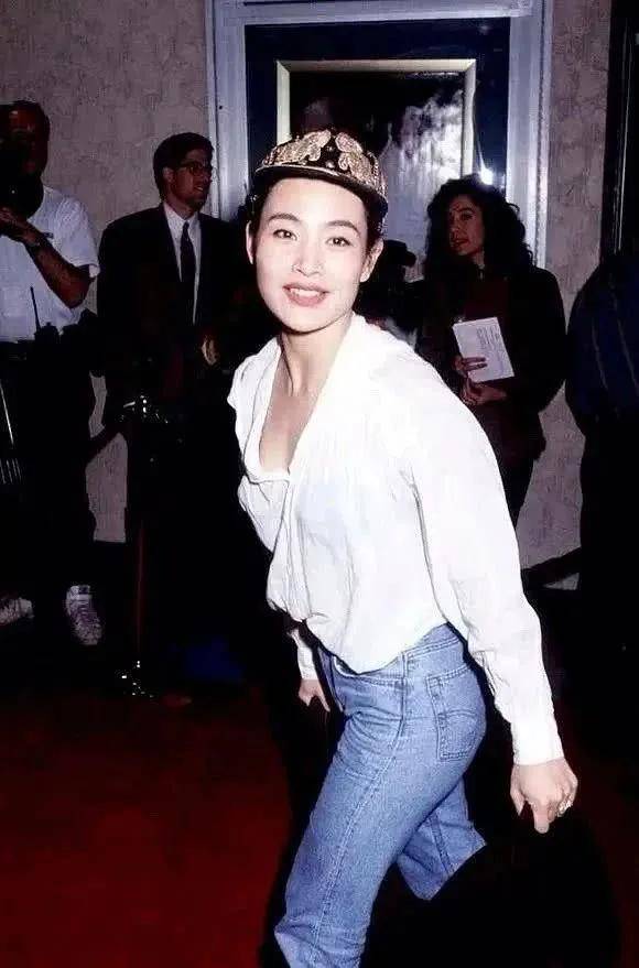 年轻陈冲真的漂亮,五官棱角分明身材有料,如今老相越来越凶还没农家