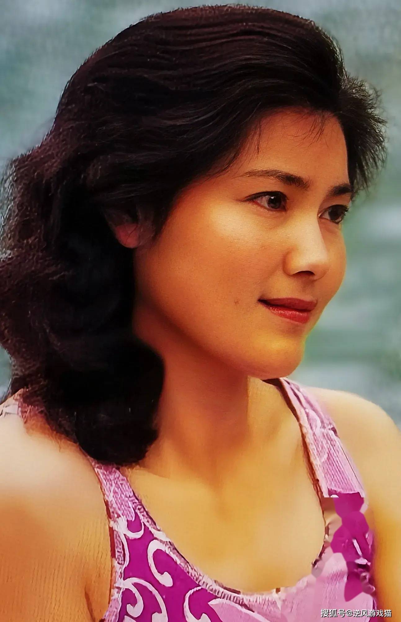 女星们泳衣争芳斗艳姜黎黎难得一见泳装照(泳装大全)_明星_照片_年代