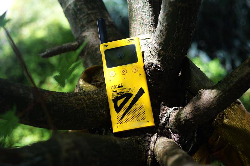 轻薄高颜值 无网通话 极蜂轻薄户外对讲机