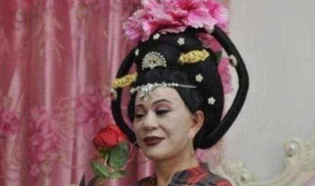 大爷男扮女装挣下百万家产,却沉迷于反串难以自拔,后来过得怎样