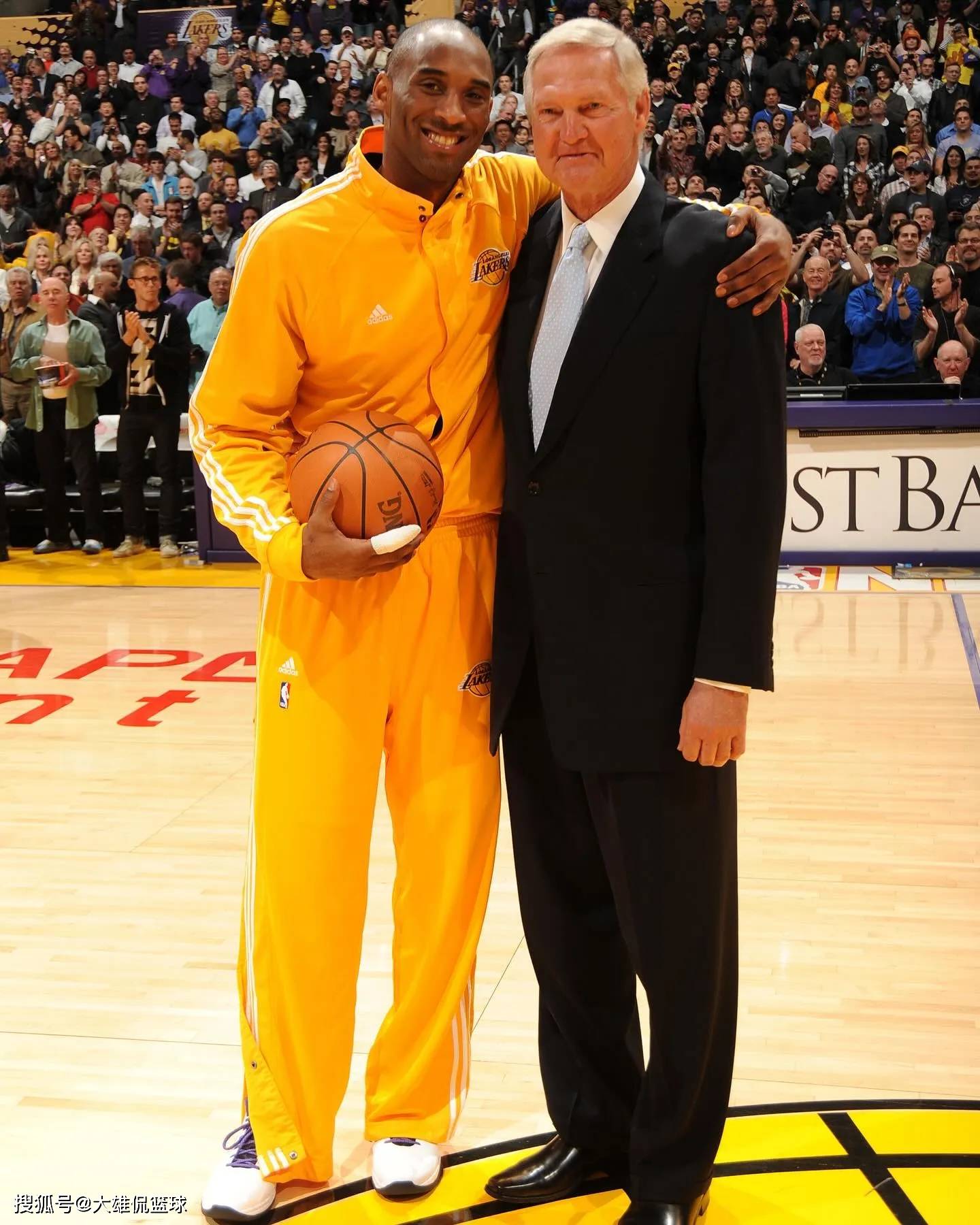 凡妮莎以96年科比在选秀中的复古图片,向去世的杰里韦斯特致敬