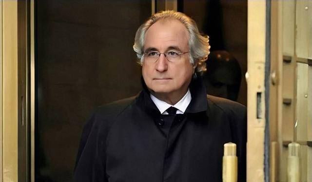 他设下弥天骗局,难以承受,告知儿子,被儿子举发,落得家破人亡