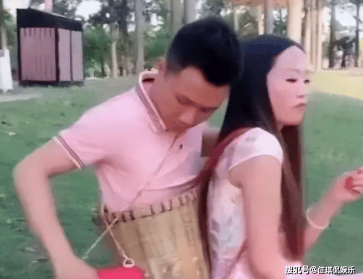 "连体夫妻"网上爆火后,无腿丈夫劈腿女粉丝,独臂妻子如今怎样