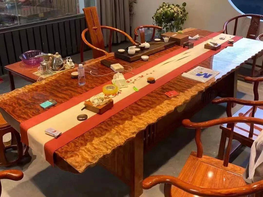 你还不知道茶桌之王的巴花实木大板?