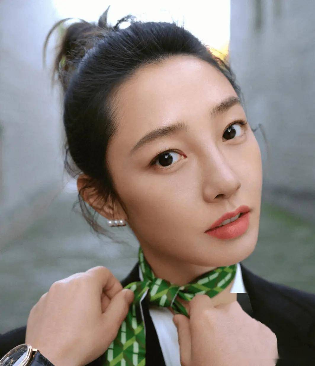 得住!白百何的美貌与才华共舞,写真中的性感女神让人疯狂追捧!