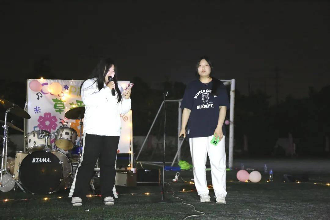 上海震旦职业学院智能工程学院举办这young献礼四十周年校庆草坪