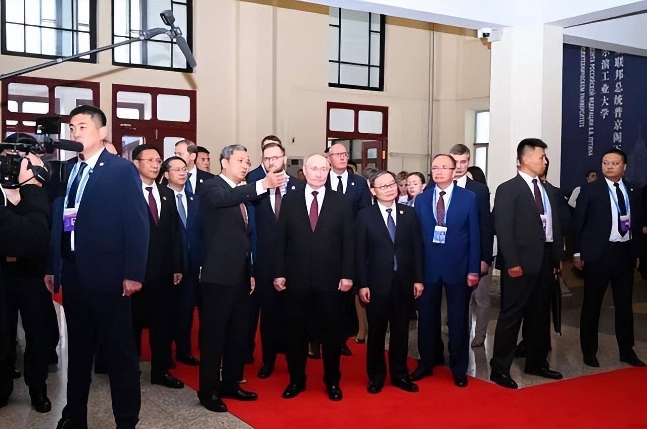 王毅外长会见了俄方特殊官员 并提到远东开发 俄罗斯国庆日当天
