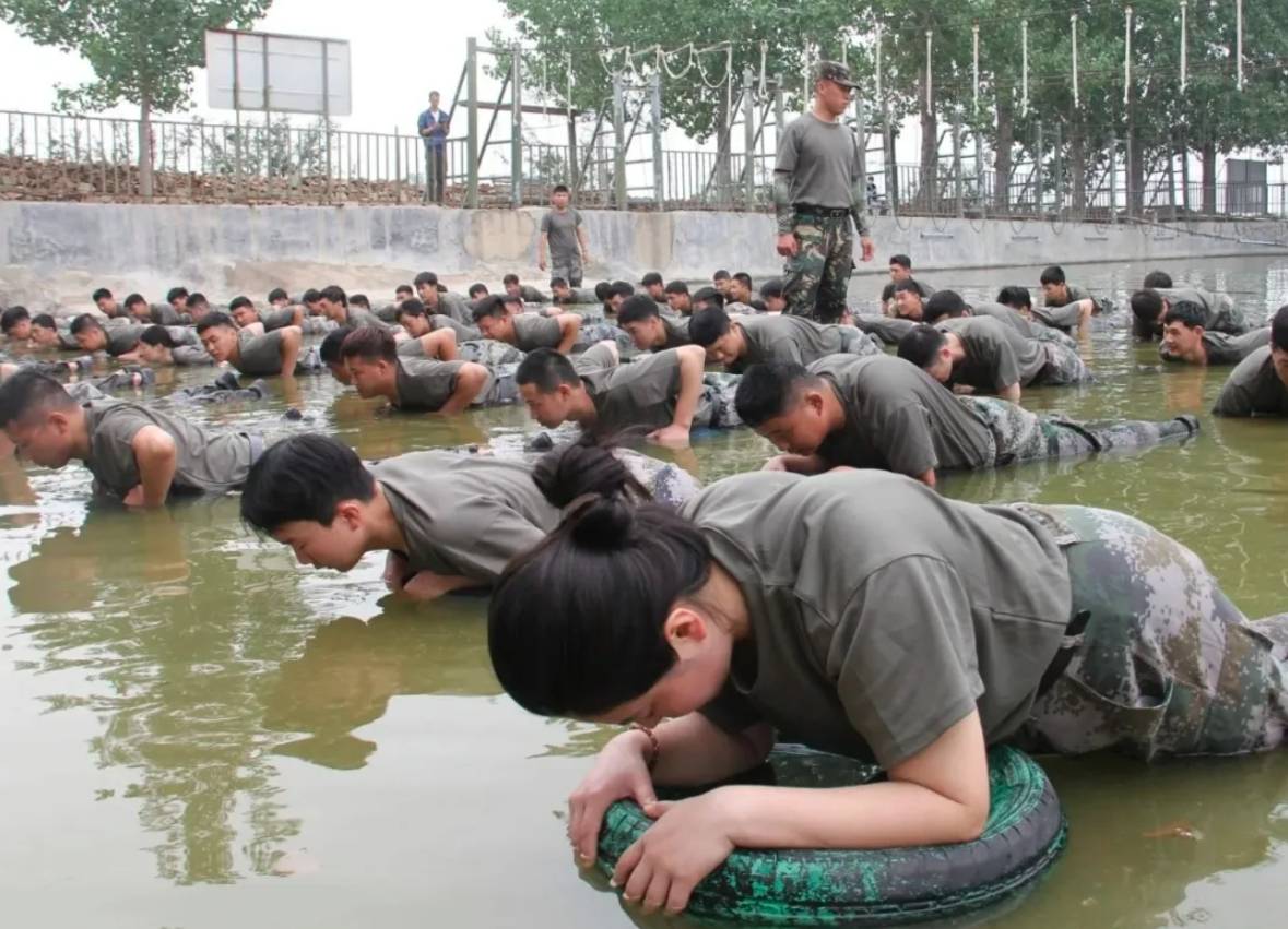 军训女生深蹲图片