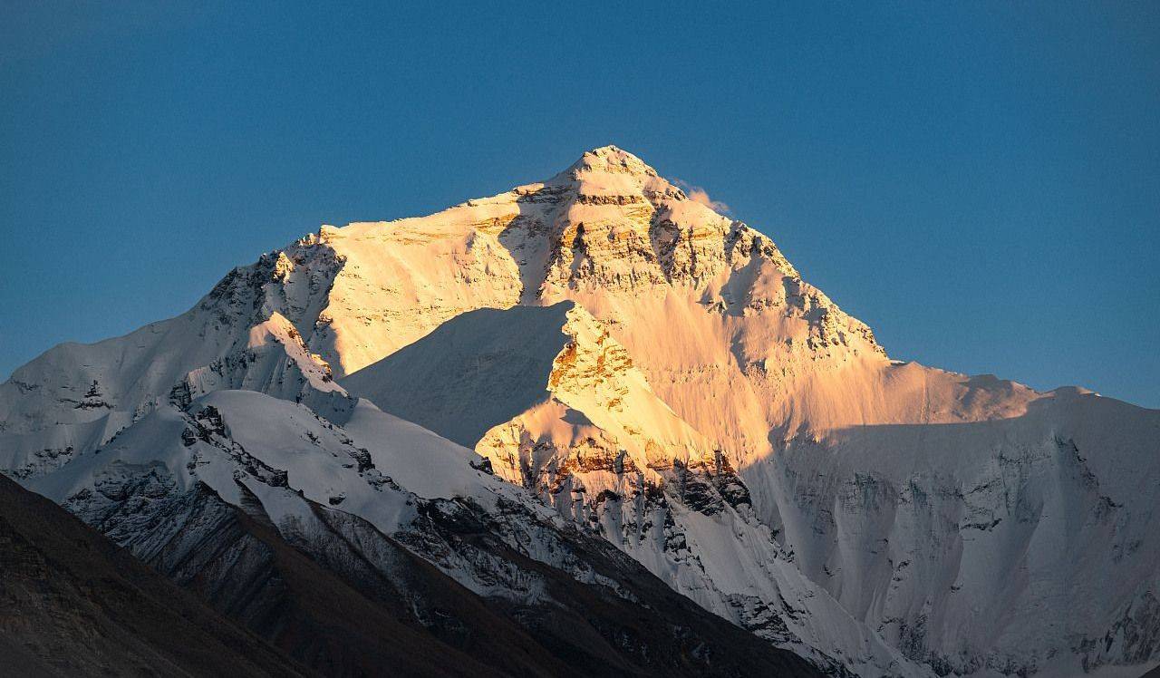 珠穆朗玛峰,位于喜马拉雅山脉的中段,是地球上最高的山峰,海拔高达