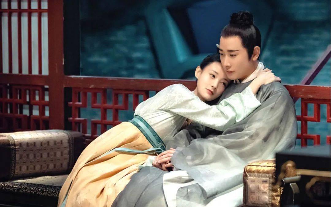 明明长着同一张脸,一个爆火成顶流,一个死活红不了,真让人发愁_李一桐