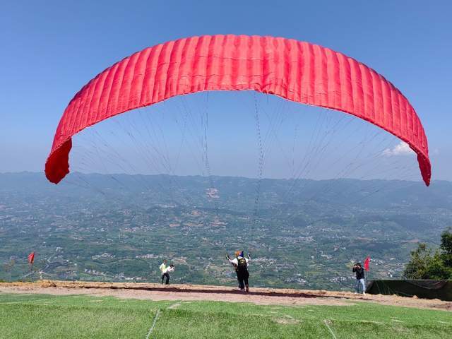 专访国内最年轻的男筋斗飞行员郑熠博_滑翔伞_起飞_重庆