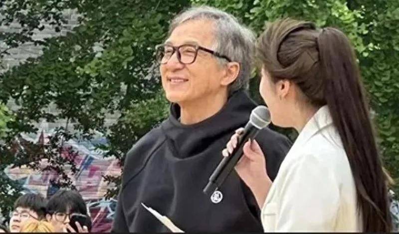 成龙跟杨紫琼合影,两位传奇都白发苍苍,笑容真诚有岁月痕迹,但还很有