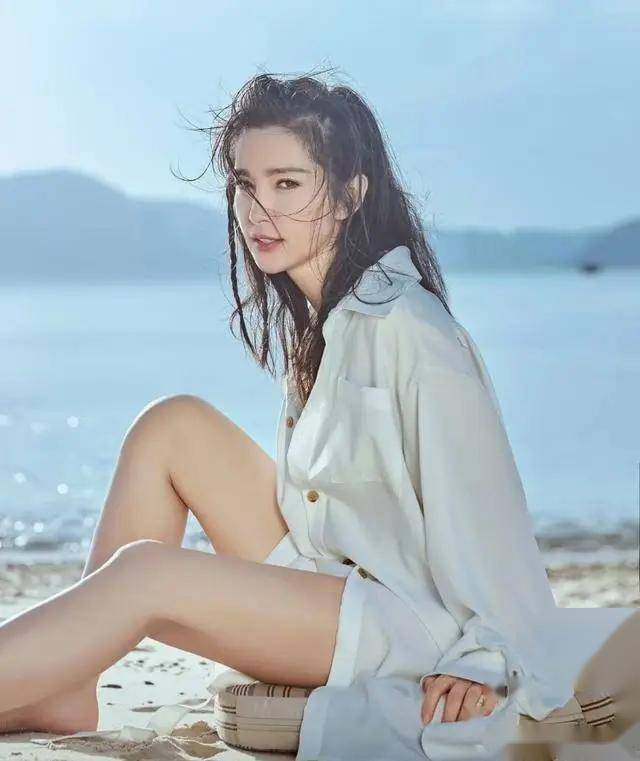 李冰冰51岁生日晒写真,这身材真的让人难以抗拒,网友:谁敢与之争锋?