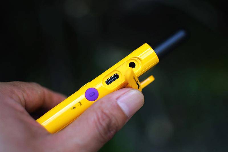 轻薄高颜值 无网通话 极蜂轻薄户外对讲机