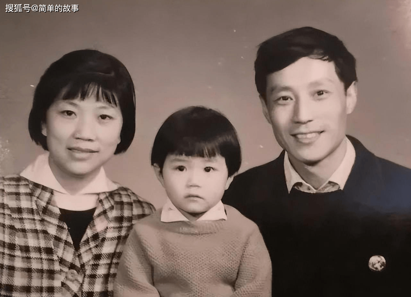 90年代红极一时的女明星,低调嫁青梅竹马恩爱40年,家庭幸福美满