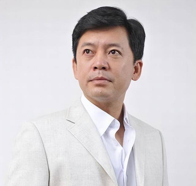 何政军:为父亲拍《亮剑》,错过巩俐娶初恋,出道36年一身清白