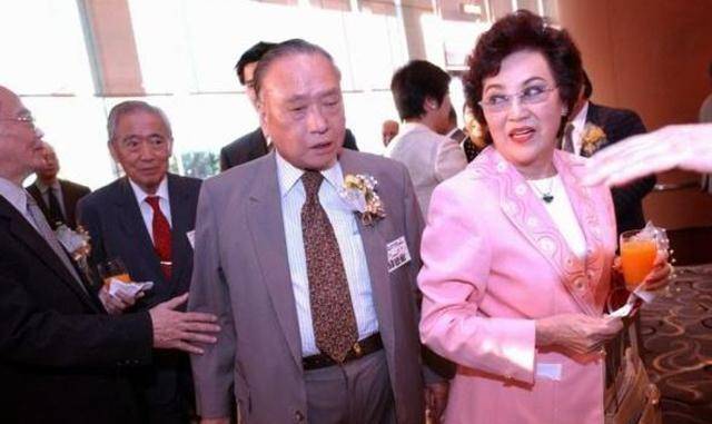 从穷小子到超级富豪:发妻助他挣下百亿,后娶小姨子,晚年成痴呆