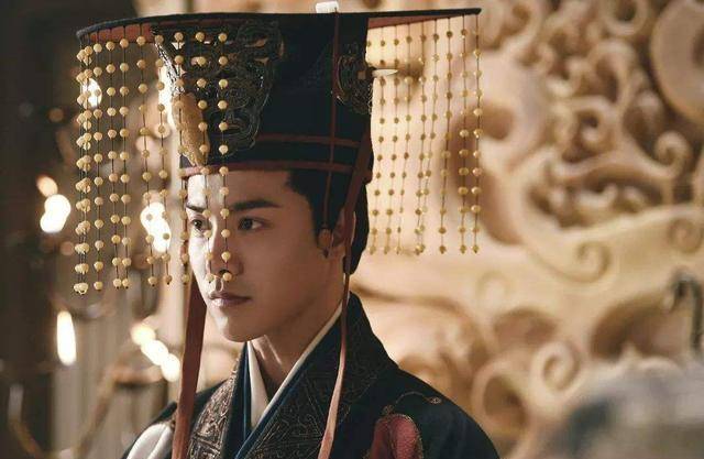 而且都是傻儿子继位?巧合吗