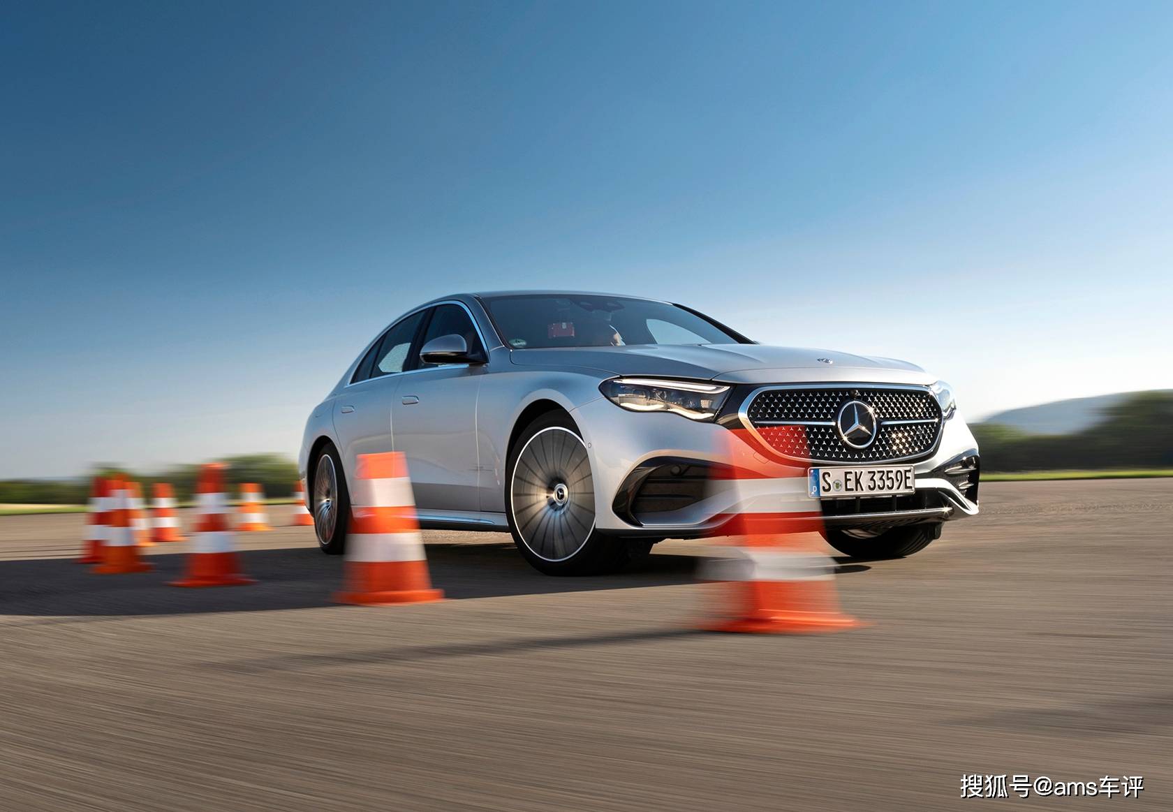 闪亮三叉星:梅赛德斯-奔驰e 400 e