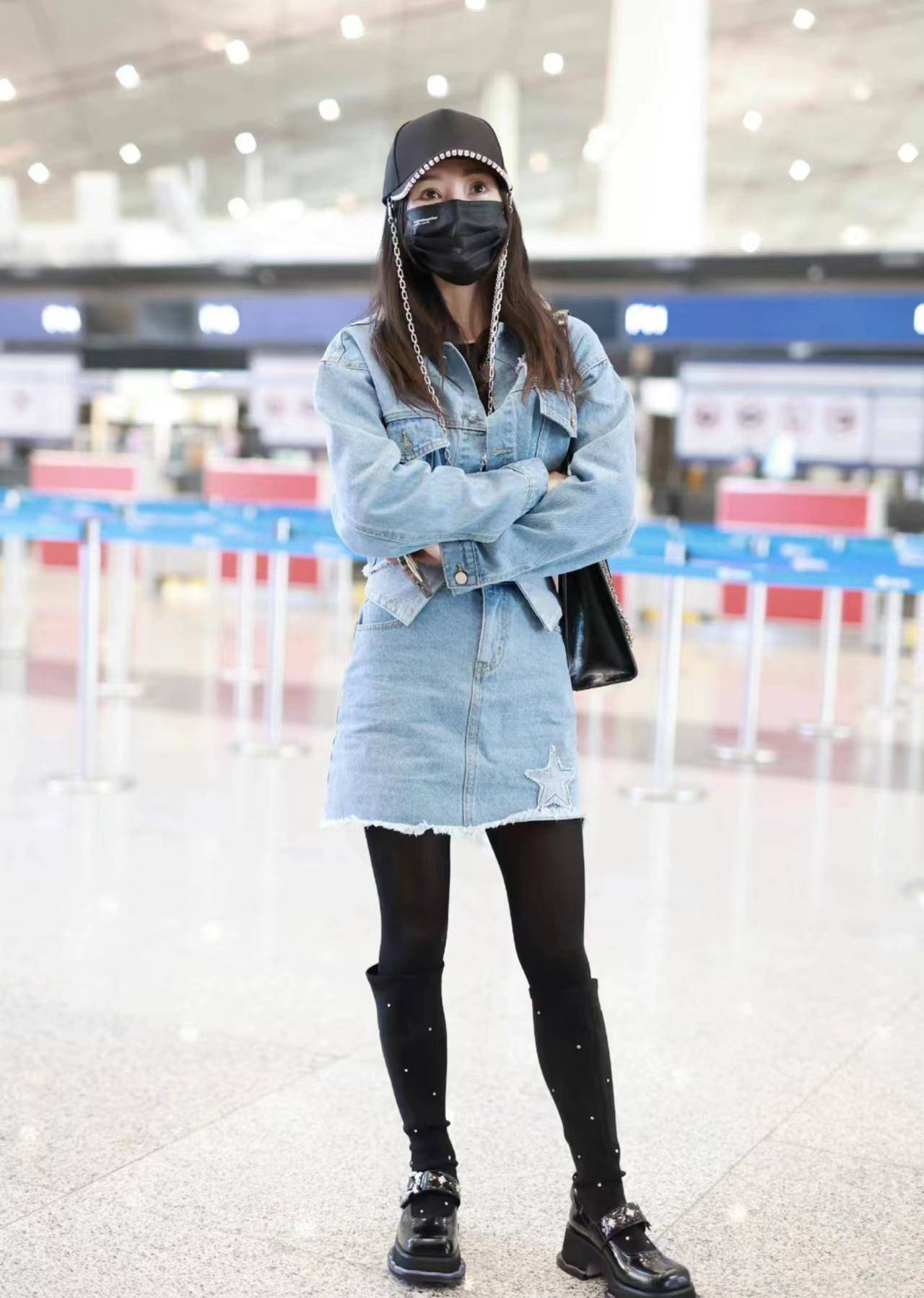 柳岩打扮时髦走机场,穿一身牛仔套装裙,个性减龄又潮范!