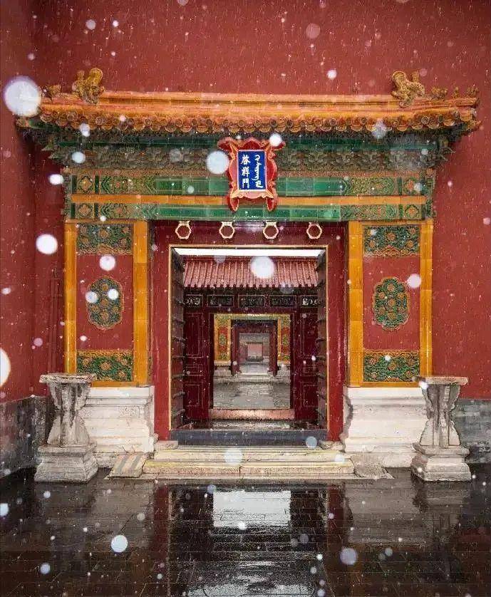 皇宫内有两个启祥门,一个为太极殿南门,一个位于太极殿南门外部西侧.