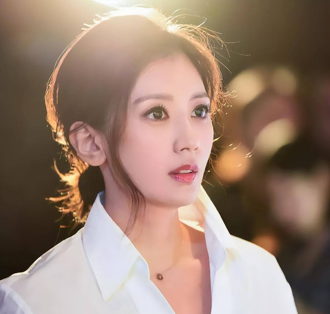 48岁贾静雯状态杀疯:用力爬出低谷的女人,到底多了不起?