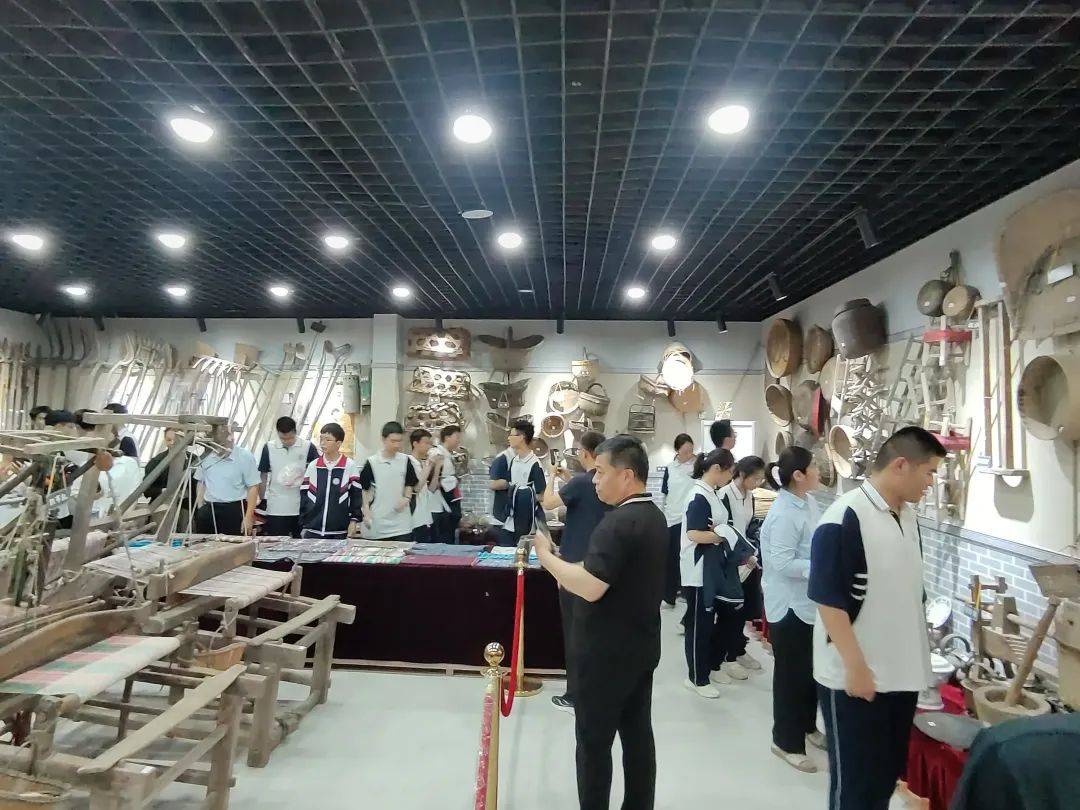 菏泽一中宏志班到丹阳街道姬庄社区开展民俗文化,爱国主义教育实践