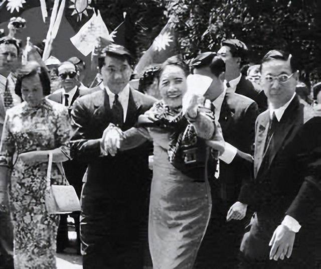 小伙打伤人被送进警局,指着老蒋画像说:那是我爷爷,结局如何?