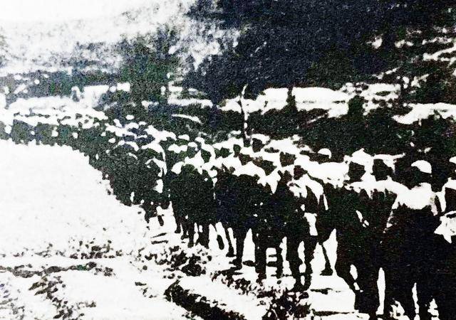 1946年,一名士兵记录下了涟水战役的激烈瞬间