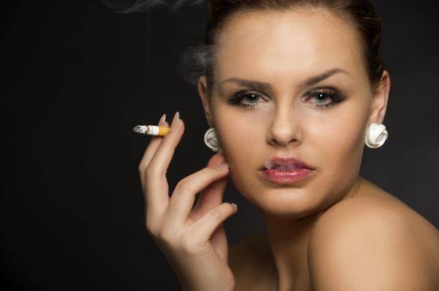 加速女性衰老的行为,抽烟熬夜不算什么,第一个让很多女孩变丑
