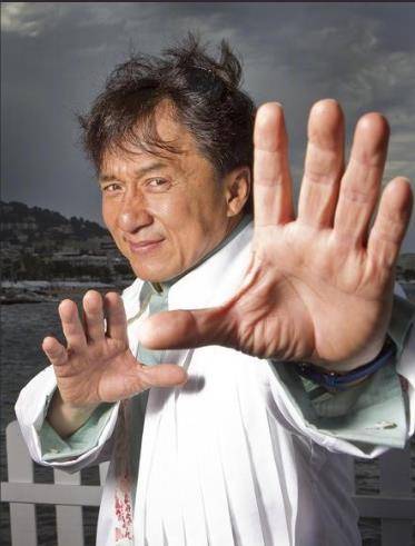 如果成龙,周杰伦,刘德华三人同台,谁最适合站中间?