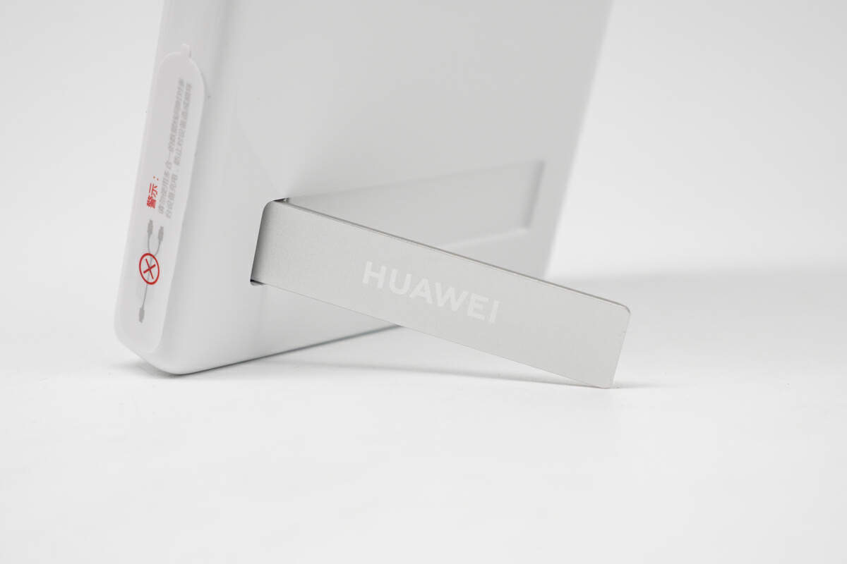 三种充电模式,可做手机支架使用,华为全能充磁吸移动电源评测