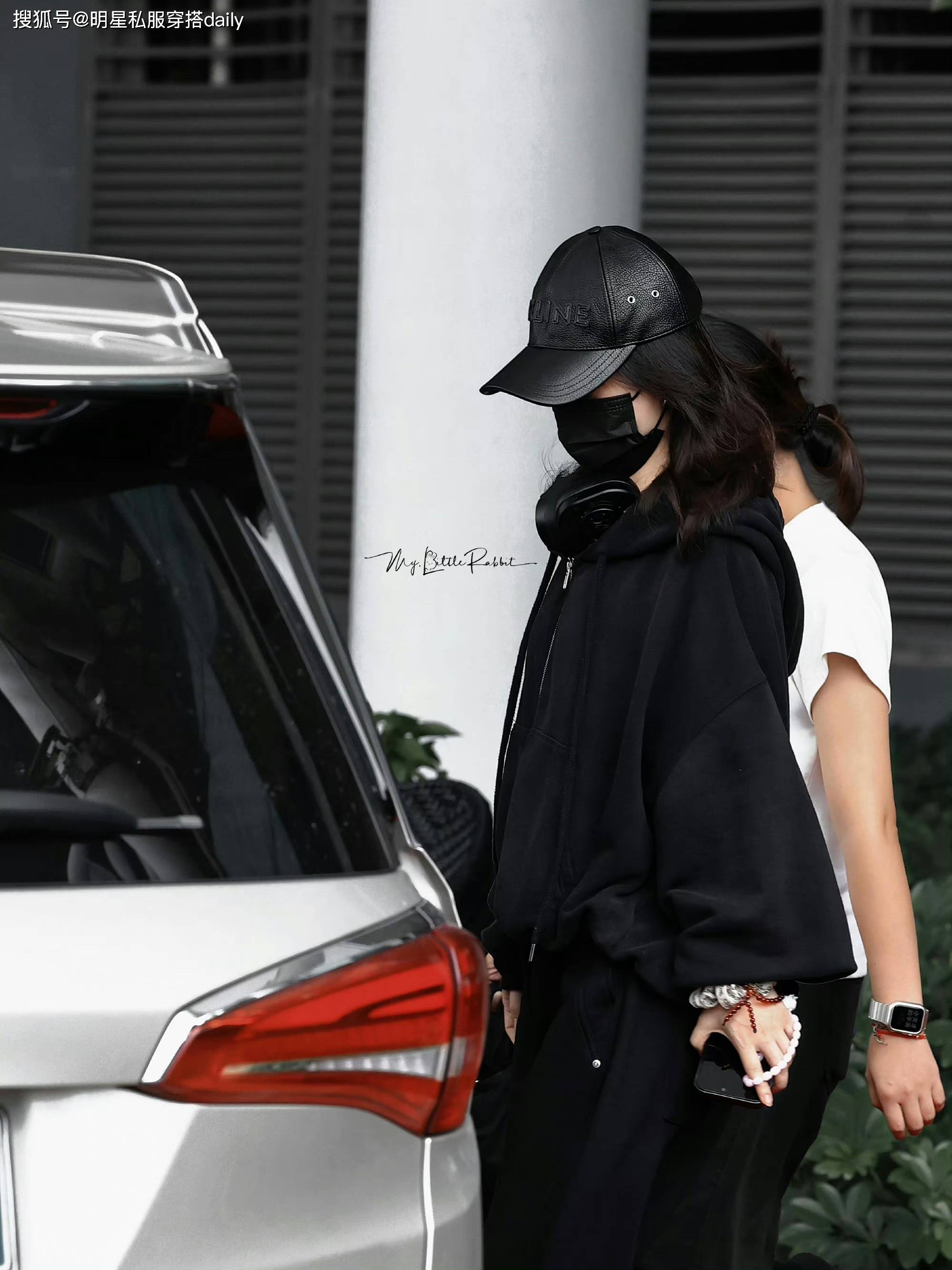 赵丽颖爱上厚底鞋和运动套装,3套私服均搭厚底鞋,轻盈灵动