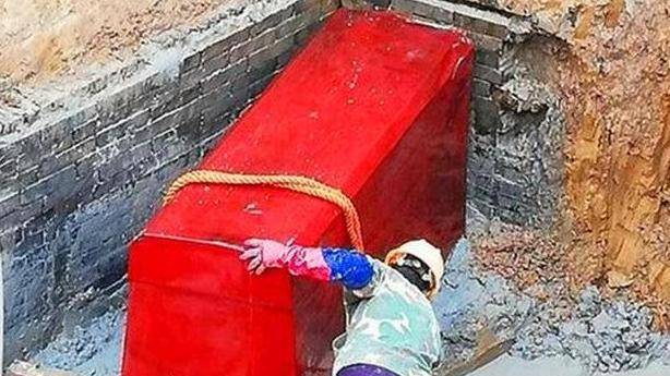 河南老头修房挖出"血棺",嫌晦气用火烧掉,专家:烧了5个亿