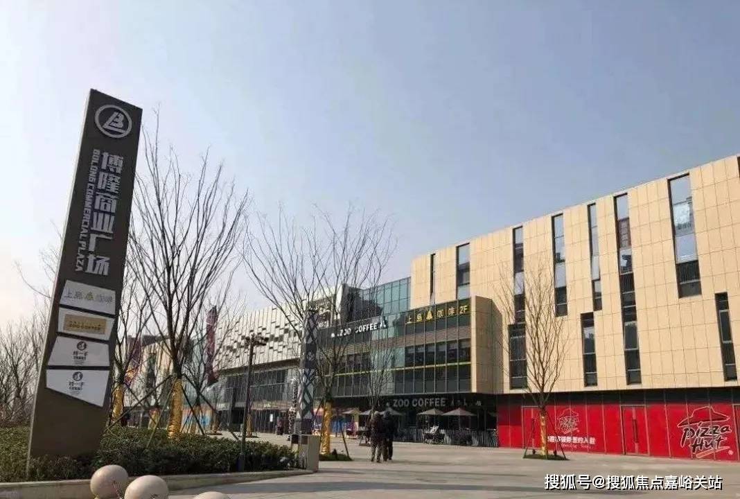 项目旁边约30m处就是博隆(虹桥)商业广场,步行可至.