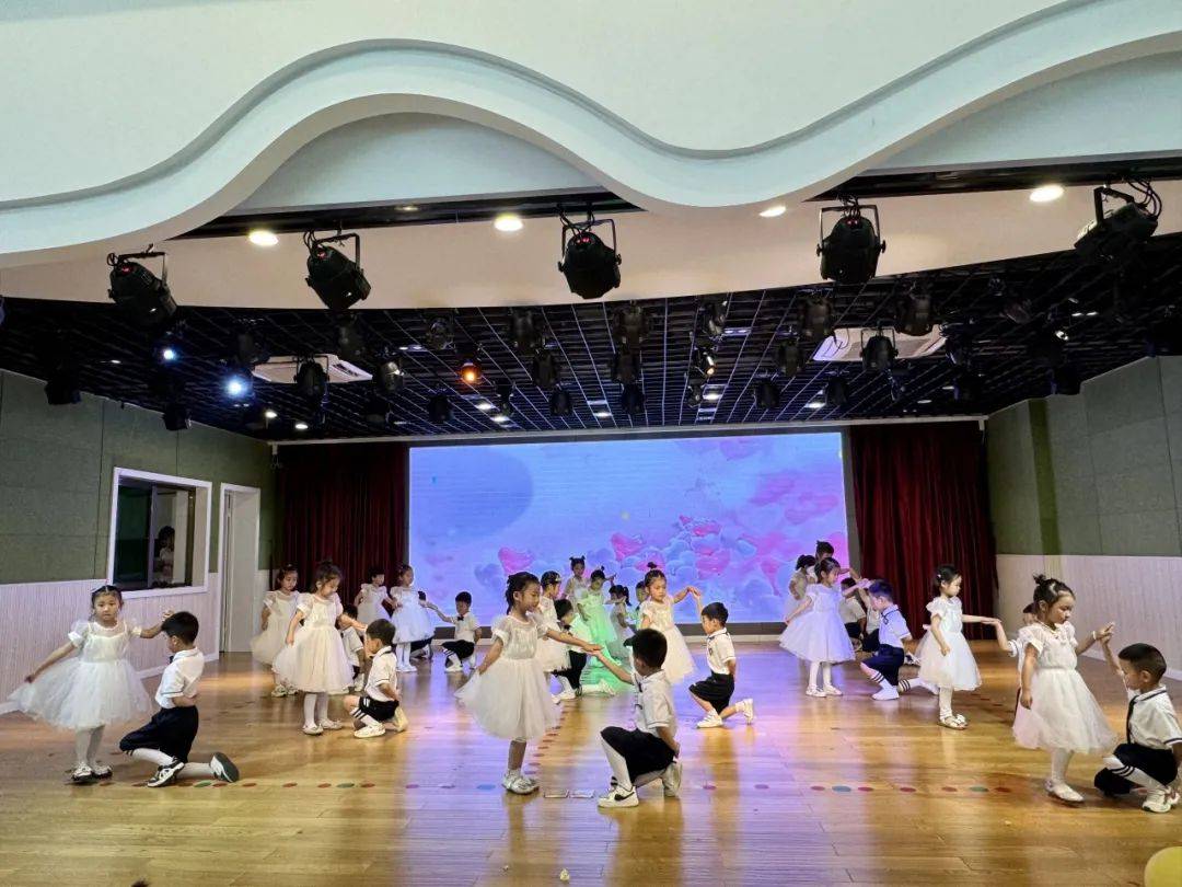 梦想起航,童心飞扬——余干县实验幼儿园毕业典礼活动