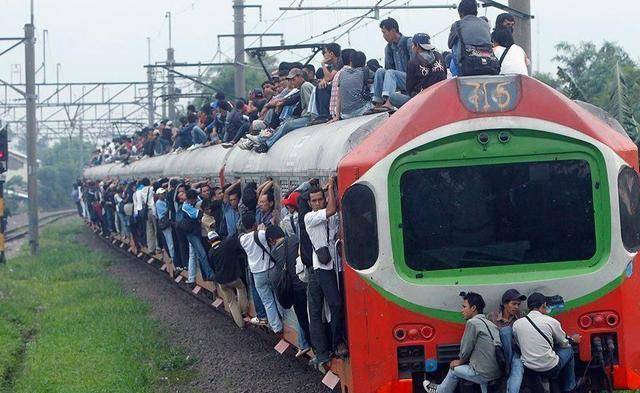 印度作为亚洲最早拥有铁路火车的国家,印度人"挂火车"是真的?