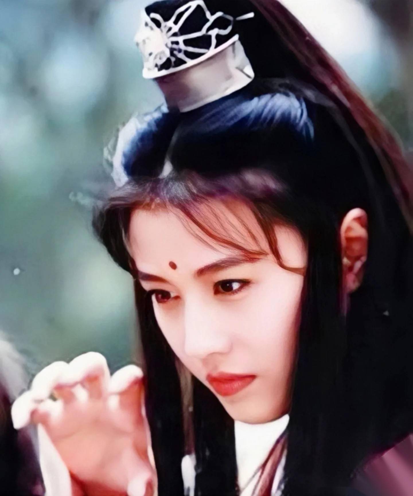 43岁周海媚写真展现迷人风采,这也太撩人了!